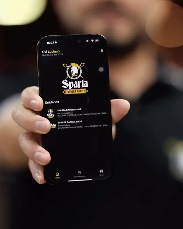 Cliente segurando o celular com o aplicativo da Sparta aberto
