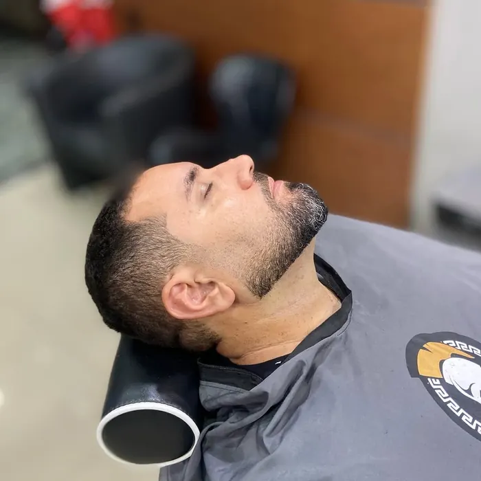 Perfil com barba e degradê