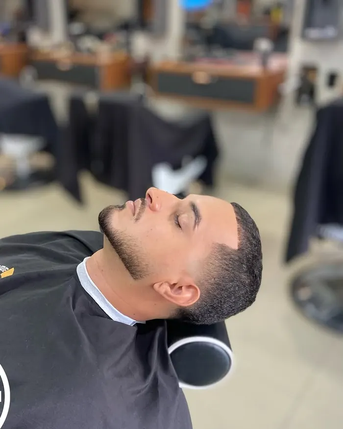 Barba curta alinhada, cliente na cadeira