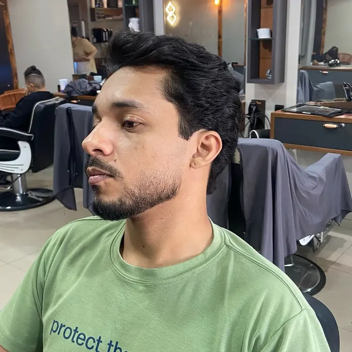 Corte com topete e barba