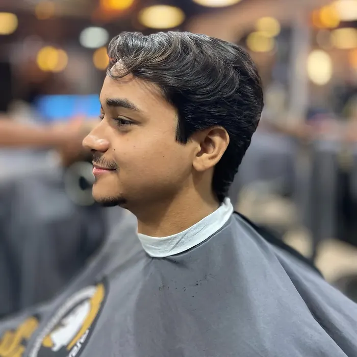 Cabelo ondulado penteado para trás